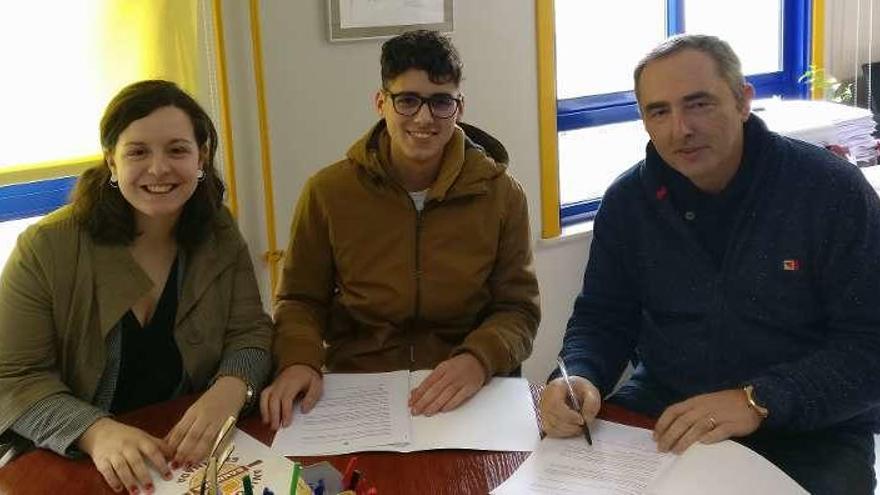 Miembros del colectivo firman las bases.