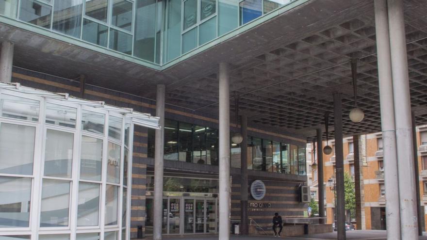 La zona cubierta del Centro Cívico en la que quieren organizar eventos los hosteleros. | LNE