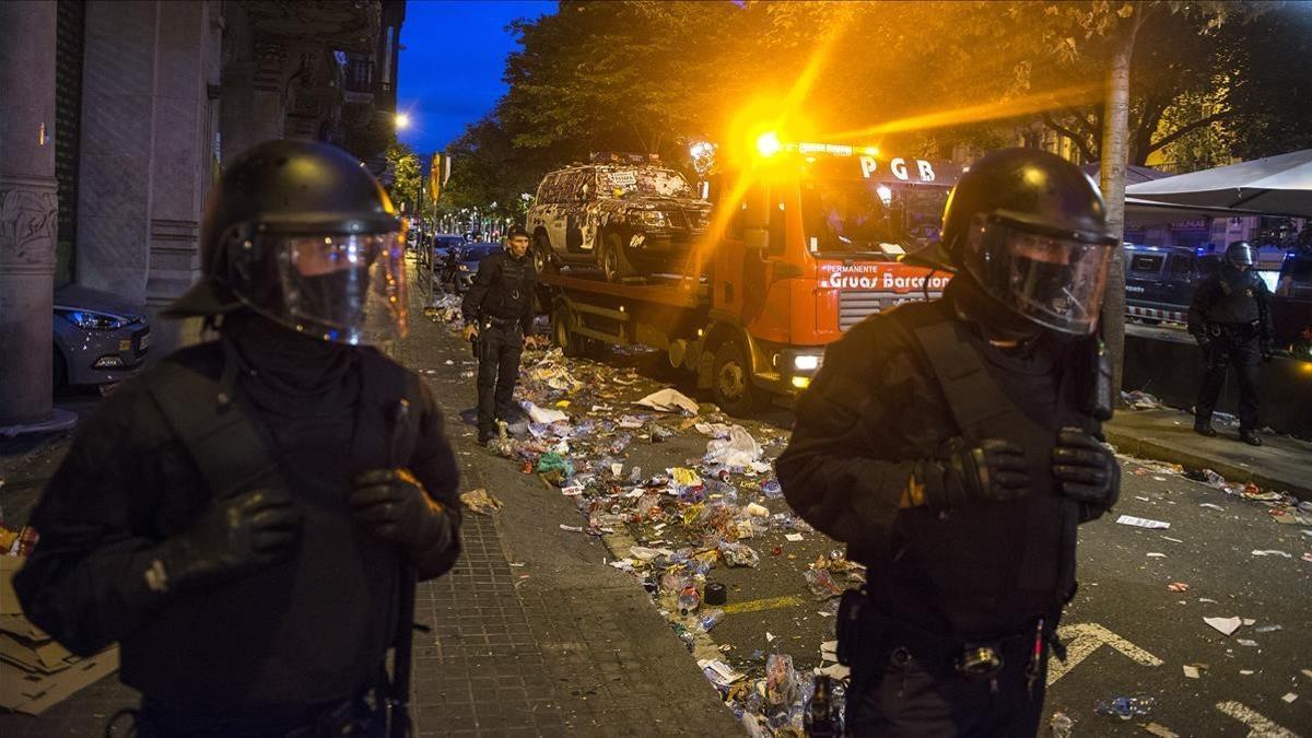 Una grúa se lleva los vehículos de la Guardia Civil que aparcaron frente a la Conselleria de Economia.