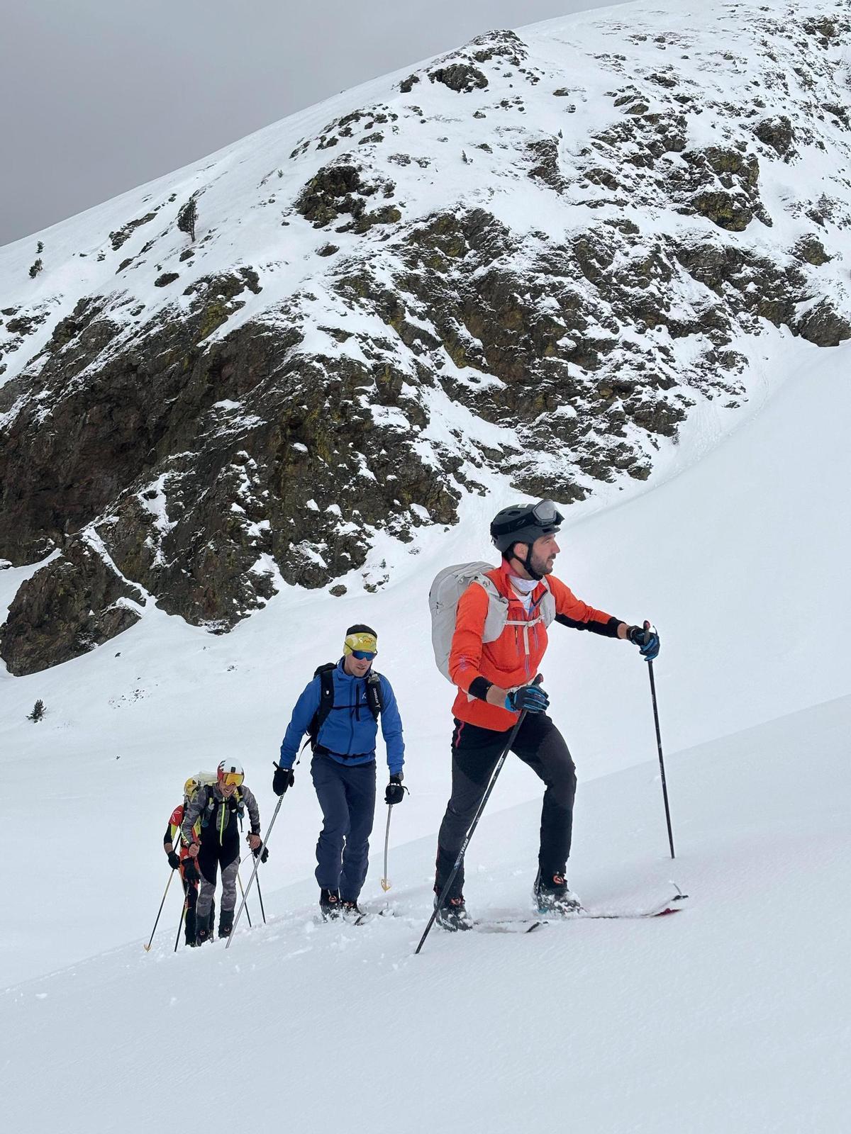 Un ascens amb els quatre joves agrupats durant la travessa
