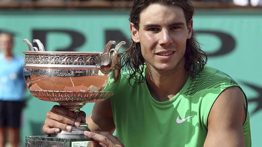 El tenista español Rafael Nadal posa con el trofeo del torneo internacional de Tenis de Rolang Garros.