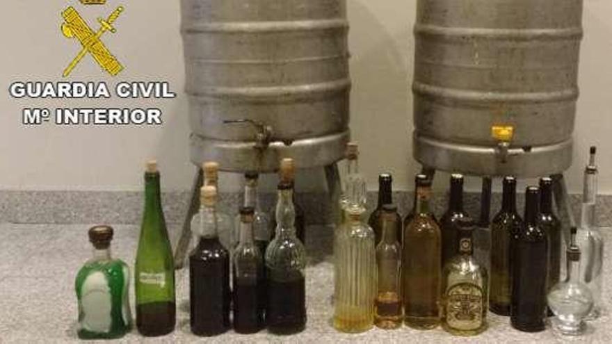 El alcohol decomisado en Meaño por la Guardia Civil. // Guardia Civil