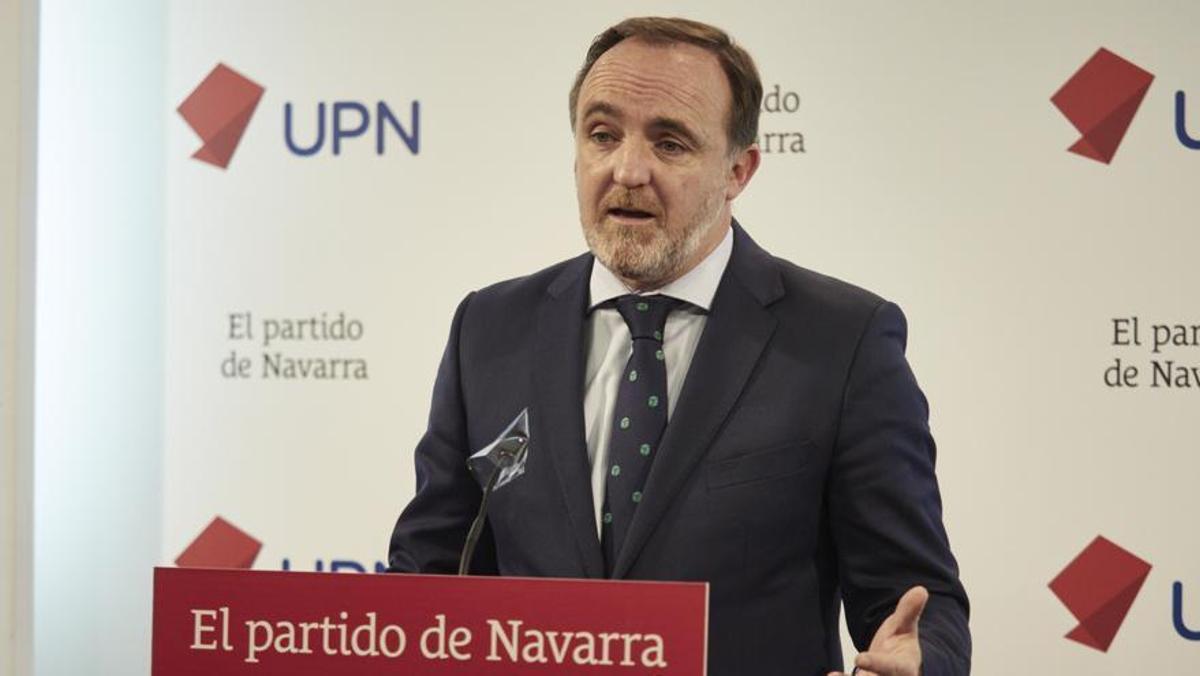 El presidente de UPN, Javier Esparza, da una rueda de prensa en la sede de su partido en Pamplona.