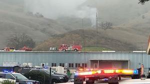 Fotografía realizada y cedida oir @timhortonphotomalibu que muestra a los bomberos del condado de LA cerca del lugar donde se accidentó el helicóptero en el que falleció el exbaloncetista Kobe Bryant, su hija de 13 años y 7 personas más, en Calabasas