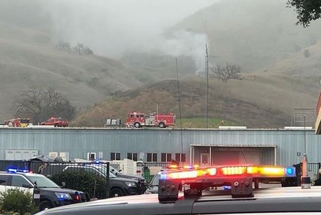 Fotografía realizada y cedida oir @timhortonphotomalibu que muestra a los bomberos del condado de LA cerca del lugar donde se accidentó el helicóptero en el que falleció el exbaloncetista Kobe Bryant, su hija de 13 años y 7 personas más, en Calabasas