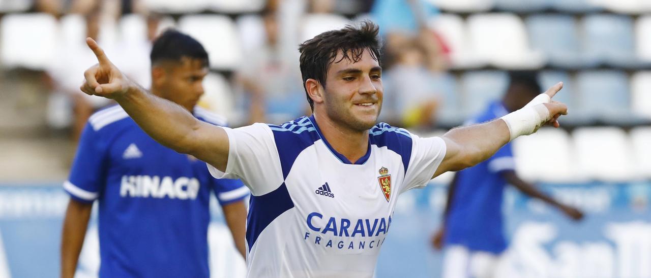 Iván Azón celebra su gol ante el Lleida, el tercero del Zaragoza.