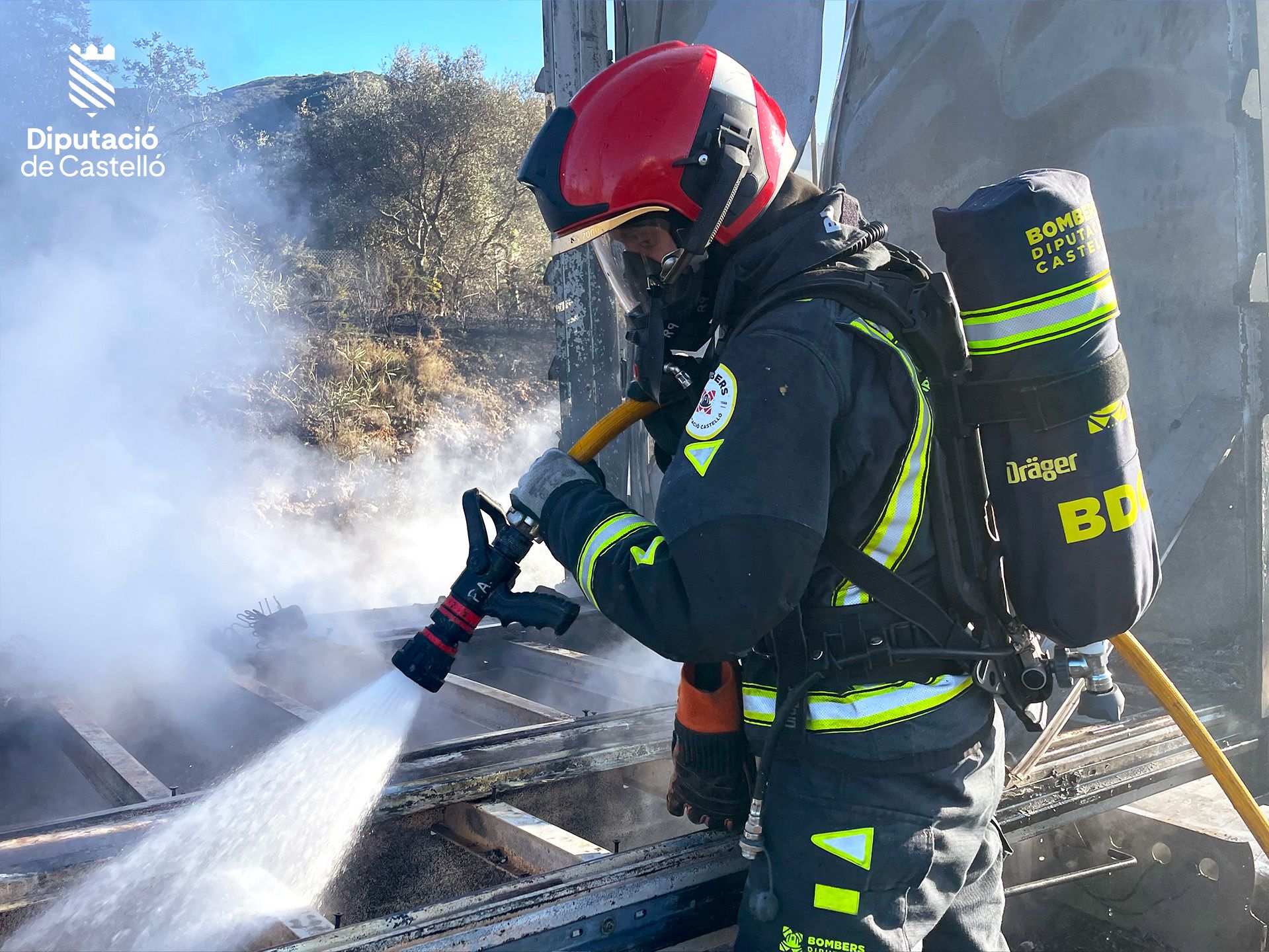 Un camión articulado de sofás se incendia en la AP-7 en Castellón