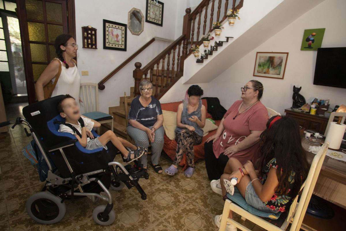 Alzira. Ayudas a la dependencia. Eva Guzman con su hijo dependiente.