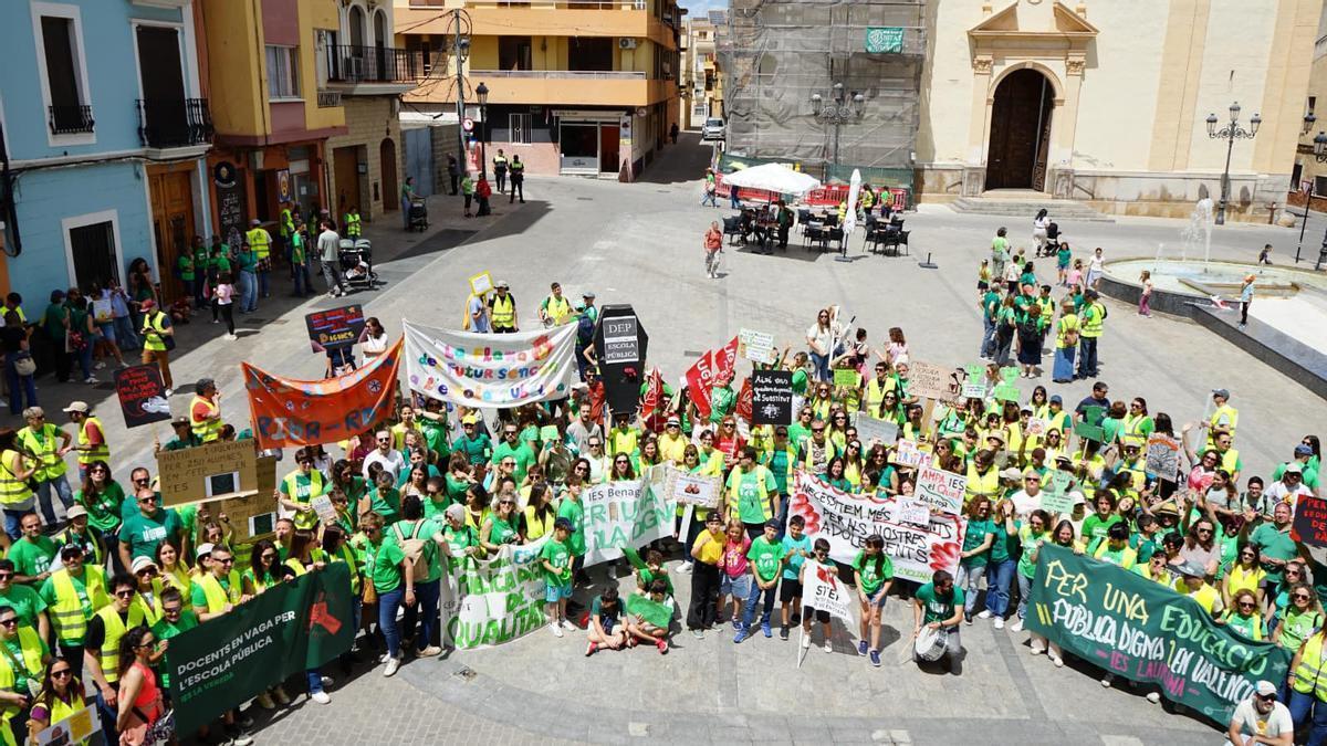 Profesorado de institutos de la comarca del Camp de Túria manifestándose en la plaza del Ayuntamiento de Riba-roja.