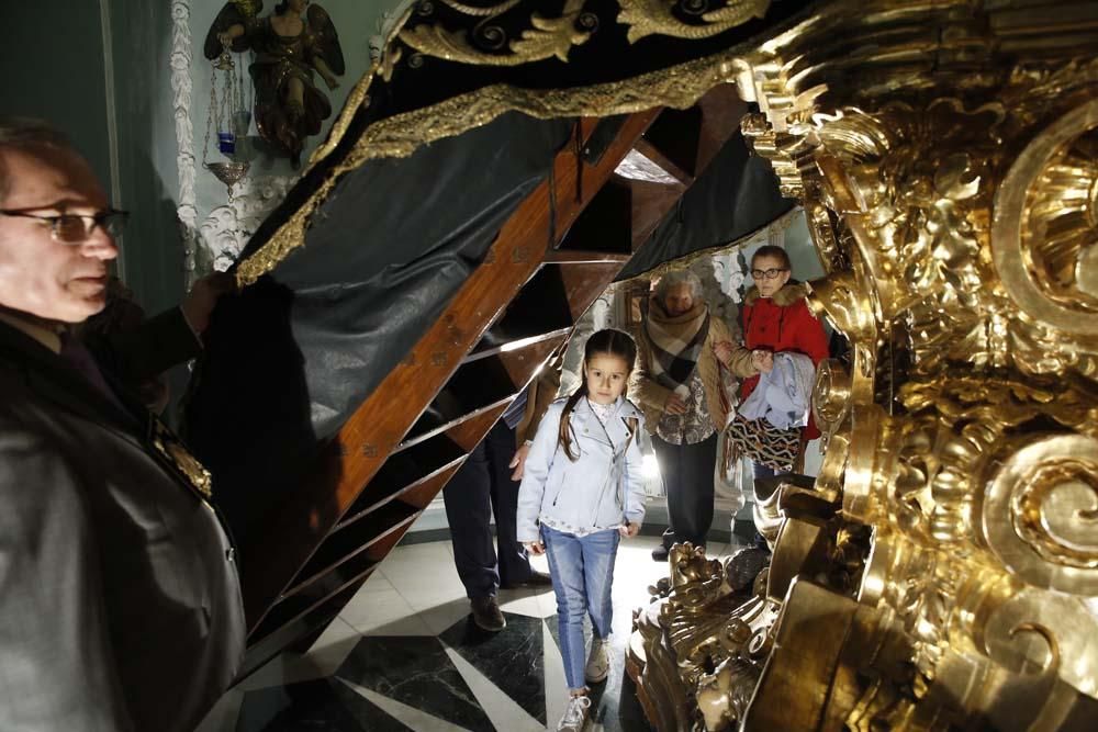 Los niños celebran la Candelaria bajo el manto de los Dolores