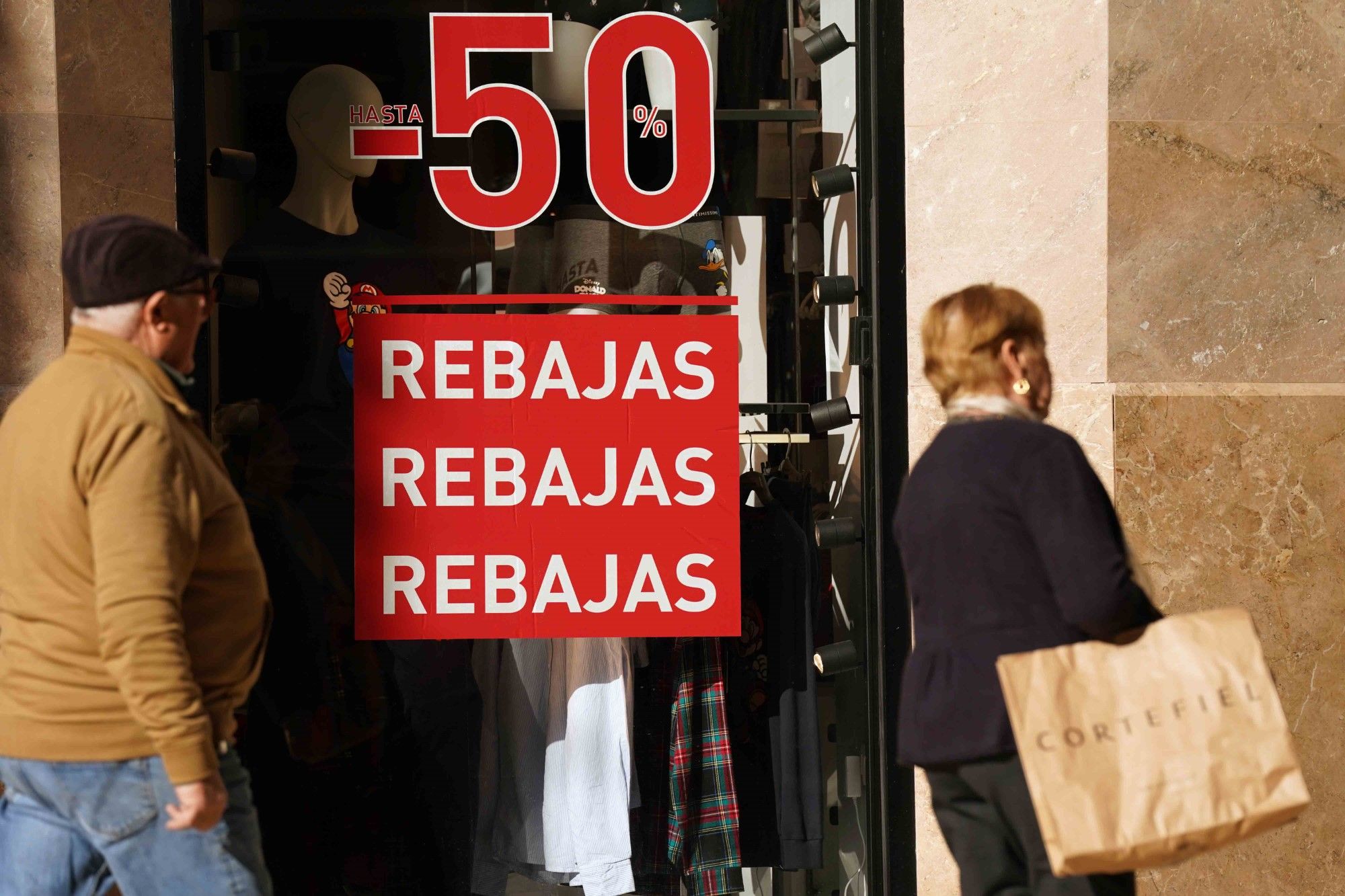 Las tiendas de Málaga inician las rebajas de enero con descuentos de hasta el 50%