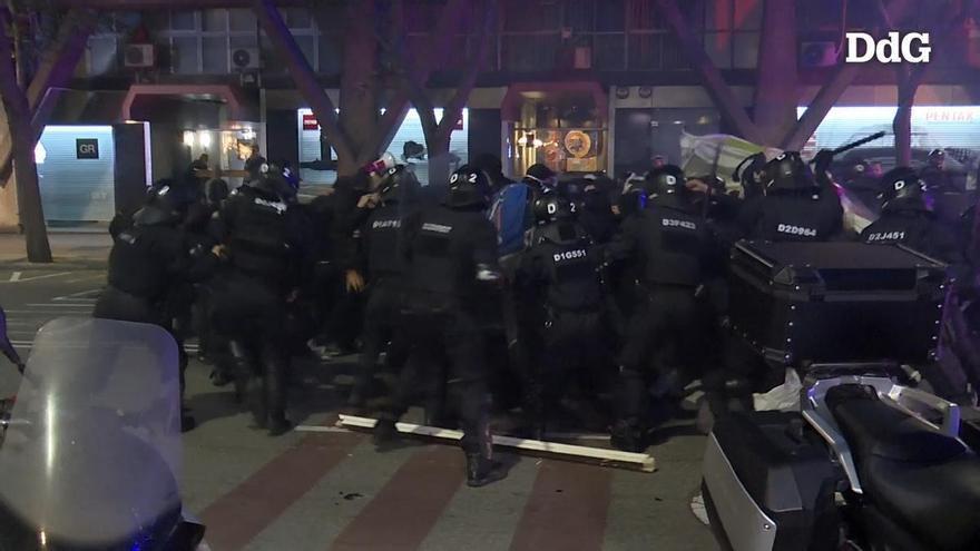 Vídeo | Llançaments d’objectes i càrregues policials a la protesta a Barcelona per la intercepció de la Flotilla