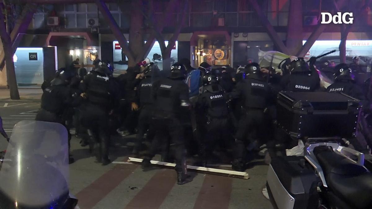 Vídeo | Llançaments d’objectes i càrregues policials a la protesta a Barcelona per la intercepció de la Flotilla