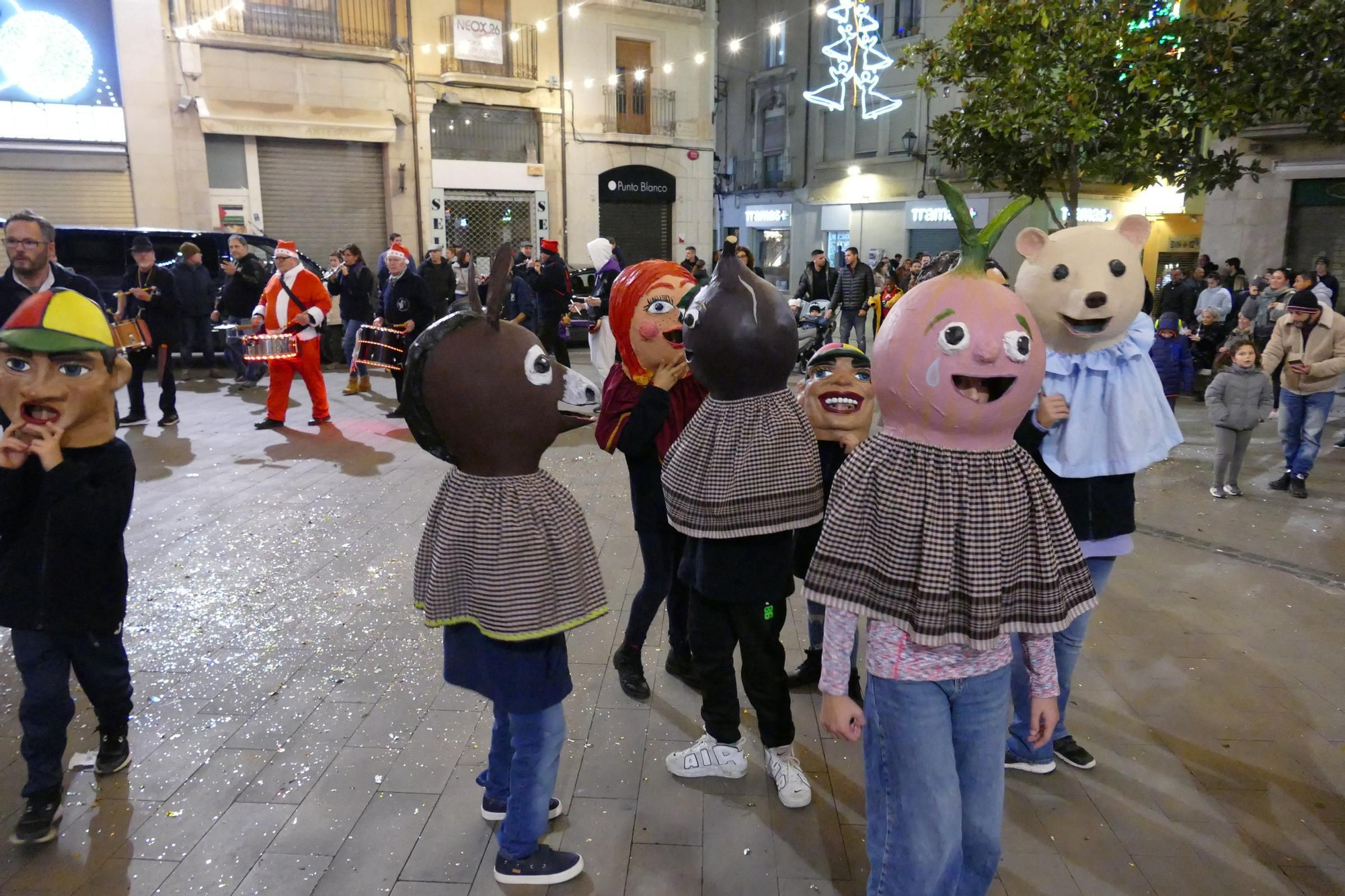 Figueres estrena sis nous capgrossos amb una cercavila pel centre de la ciutat