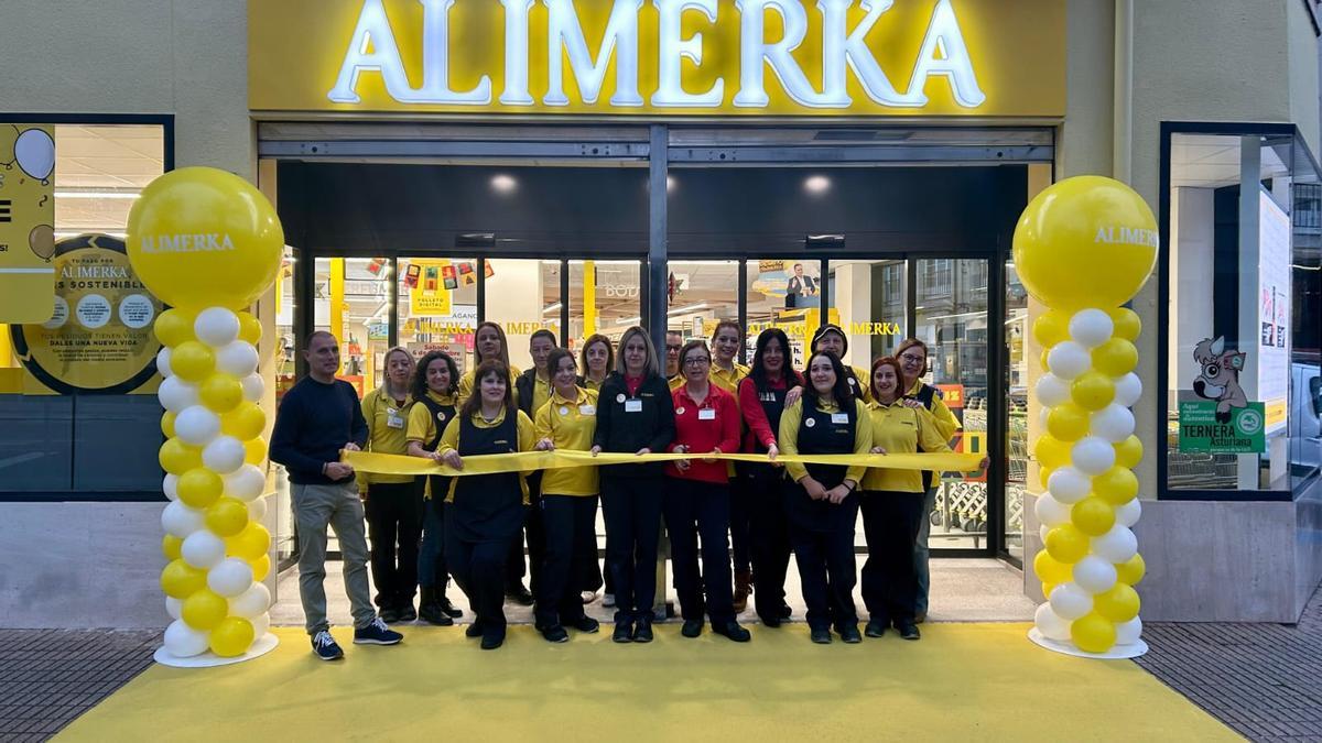 La plantilla posa en la inauguración de la obra de remodelación, este jueves.
