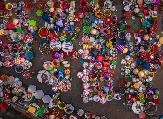 Explosión multicolor en un mercado tradicional a orillas del Mekong.