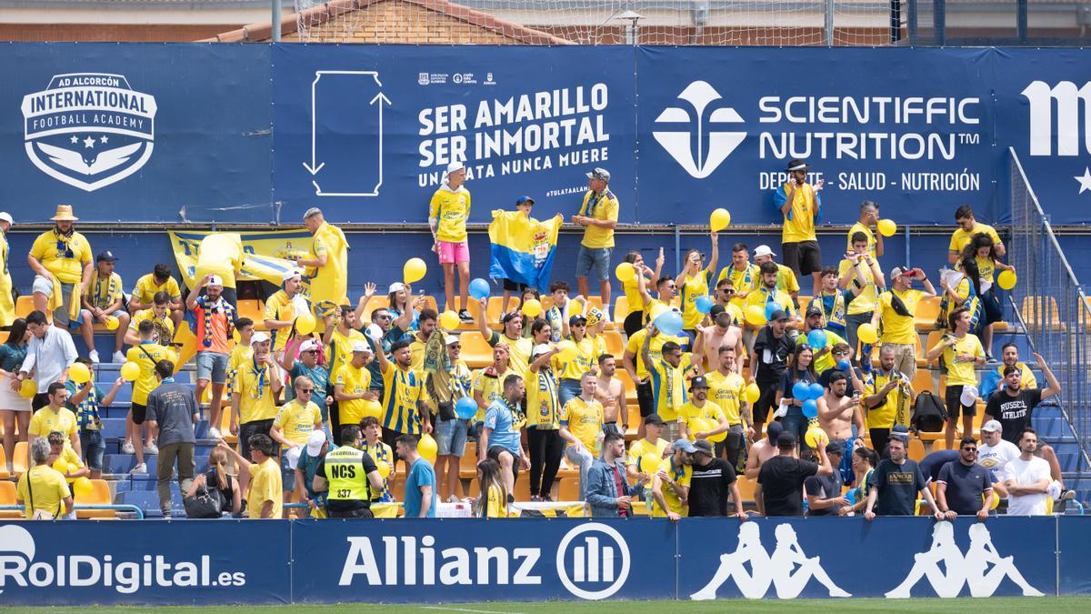 La afición de la UD Las Palmas antes del partido contra el Alcorcón.