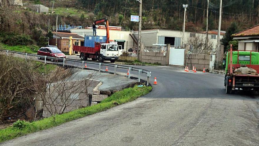 Un tramo del vial entre O Viso e Igrexario, en O Hío.   | // G.NÚÑEZ