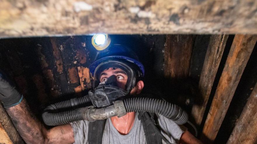 Entrenamiento de un brigadista en el pozo Fondón. | JONÁS SÁNCHEZ