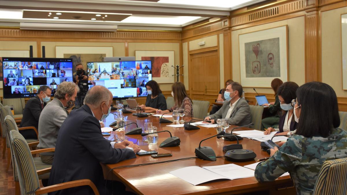 La ministra de Sanitat, Carolina Darias (d&#039;esquera en primer terme), presideix el Consell Interterritorial de Salut el 27 d&#039;octubre del 2021 a Madrid. Pla general. (Horitzontal)