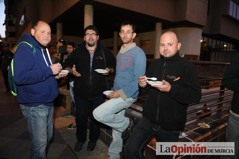 La noche de protesta de los agricultores se pasa con migas