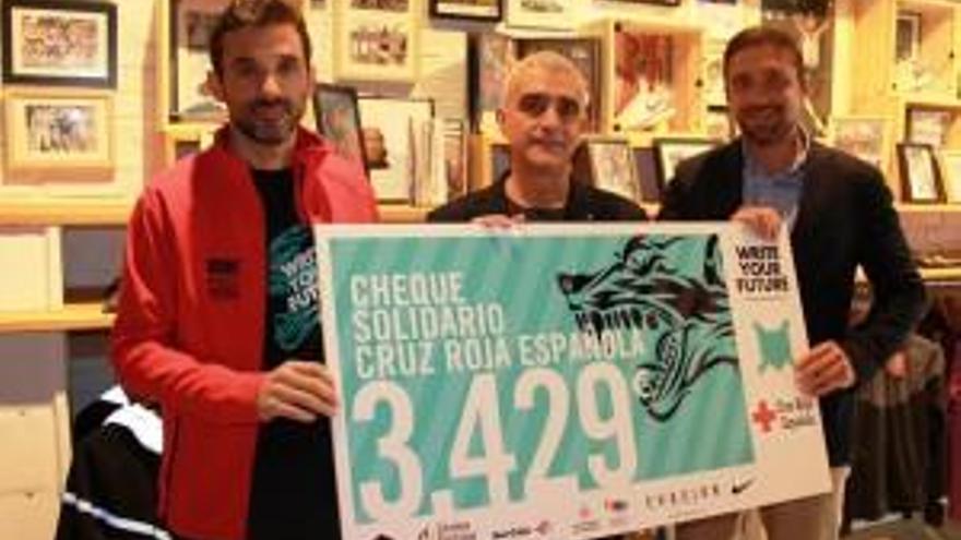 Además del cheque, el 10K ha entregado 1.200 kilos de comida para el Banco de Alimentos