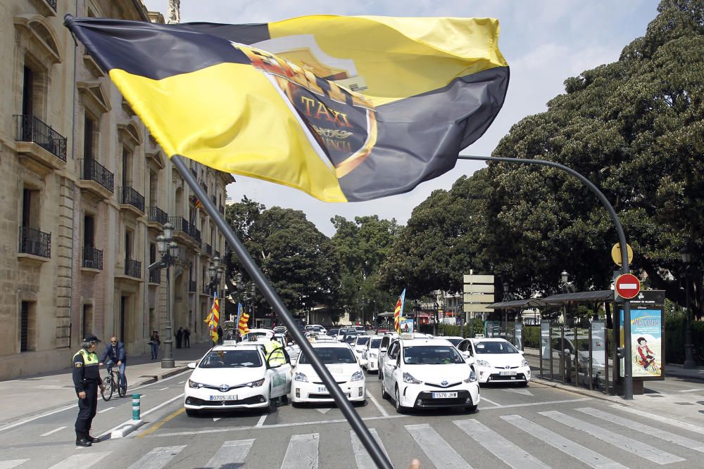 Los taxistas marchan contra los coches con conductor