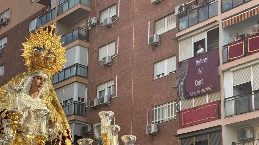 Vídeo | La Virgen de los Dolores del Cerro del Águila procesiona de regreso a su barrio