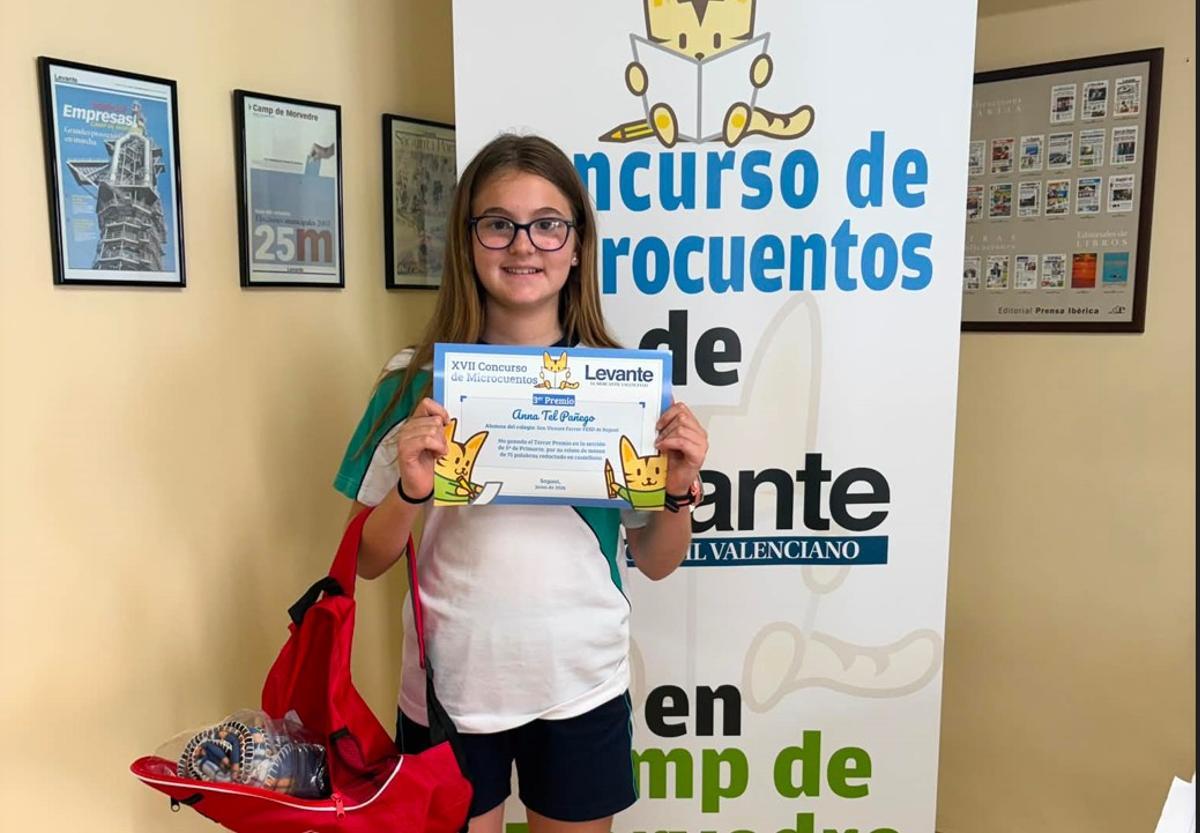 Concurso de Microcuentos: Los premiados recogen sus diplomas y regalos
