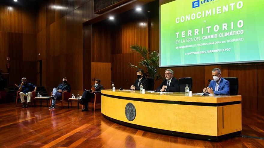 Acto de presentación de las jornadas en el Paraninfo de la ULPGC, presidido por el rector Lluis Serra Majem..