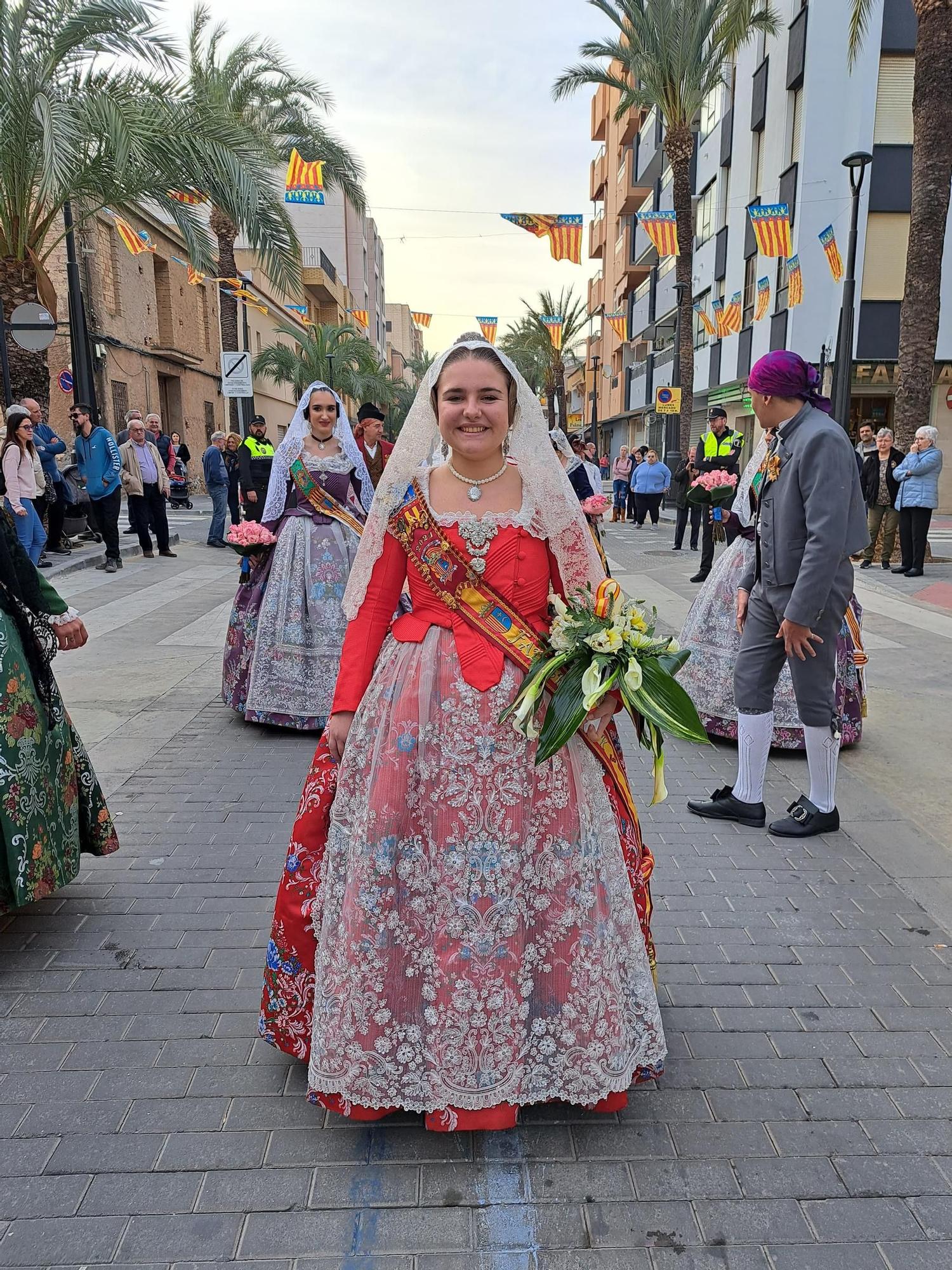 La ofrenda de Riba-roja de Túria llena de color las calles del municipio