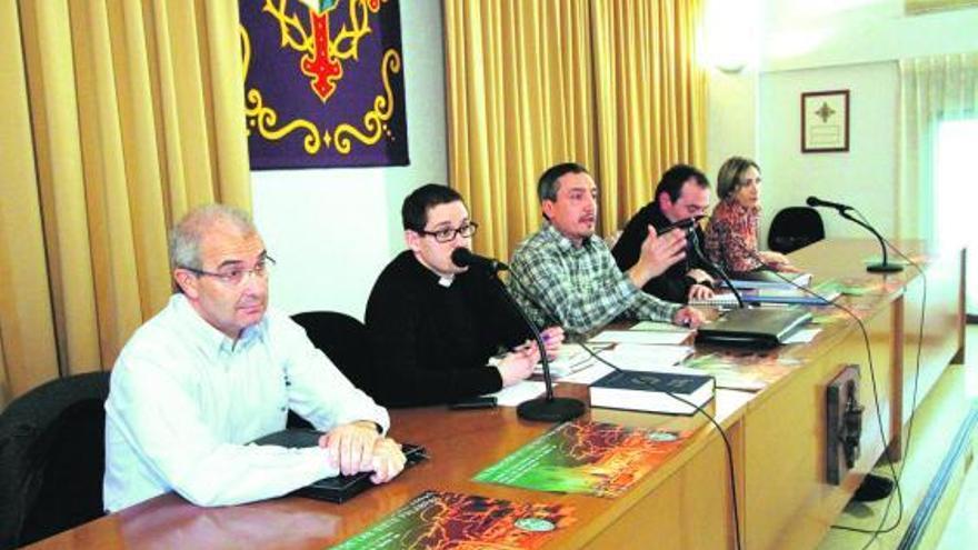 La directiva en funciones ayer durante la asamblea.