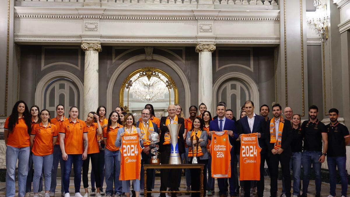El Valencia Basket celebra el Triplete con su afición