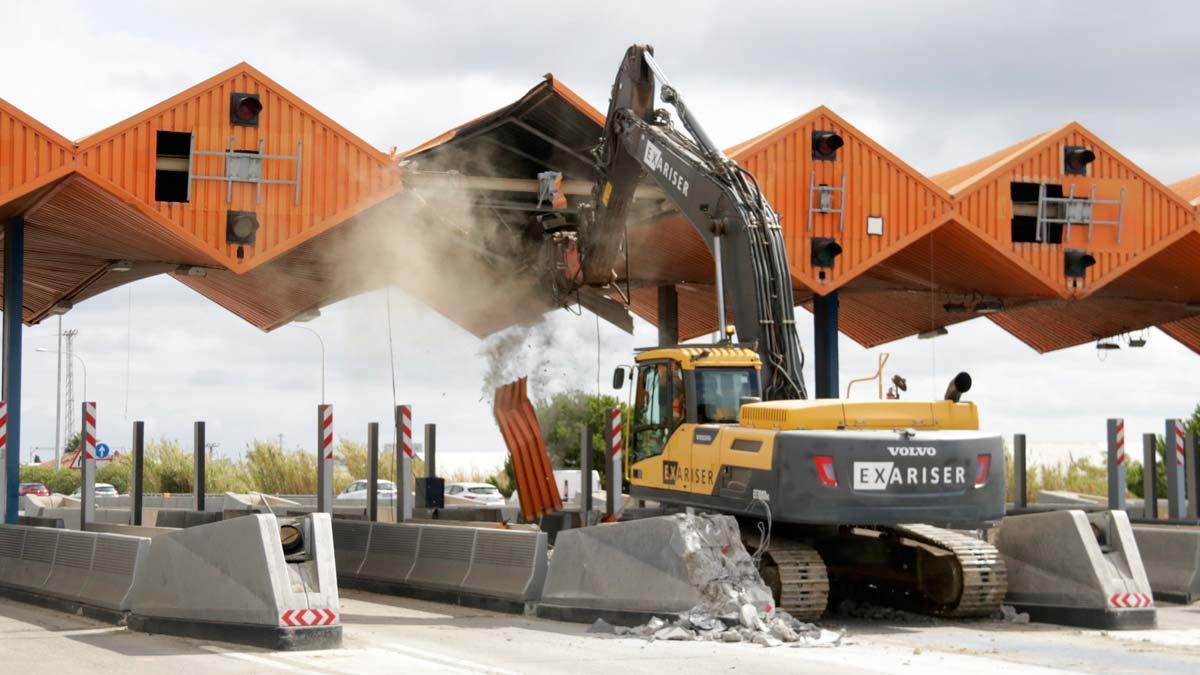 Derriban las marquesinas de los peajes de la C-32 a la altura de Villassar