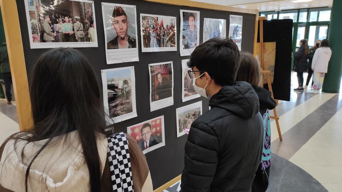 Alumnos do Afonso X O Sabio observan fotos da exposición &#039;A Guerra Civil&#039;, no centro.