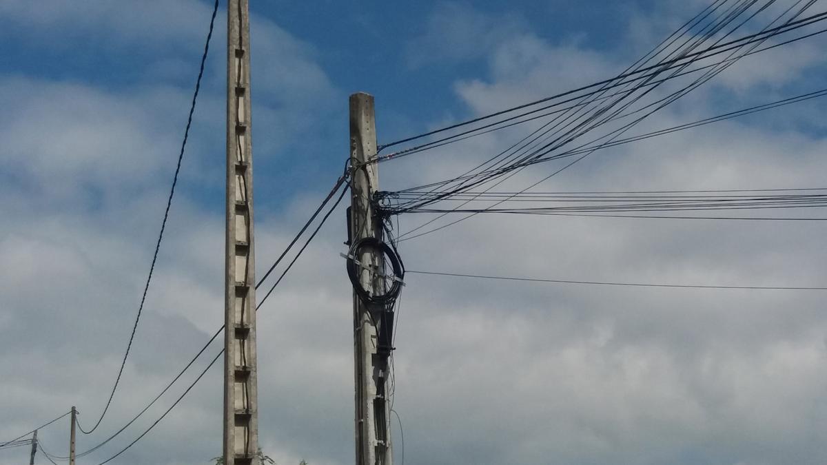 Cables de electricidad, poste de luz.