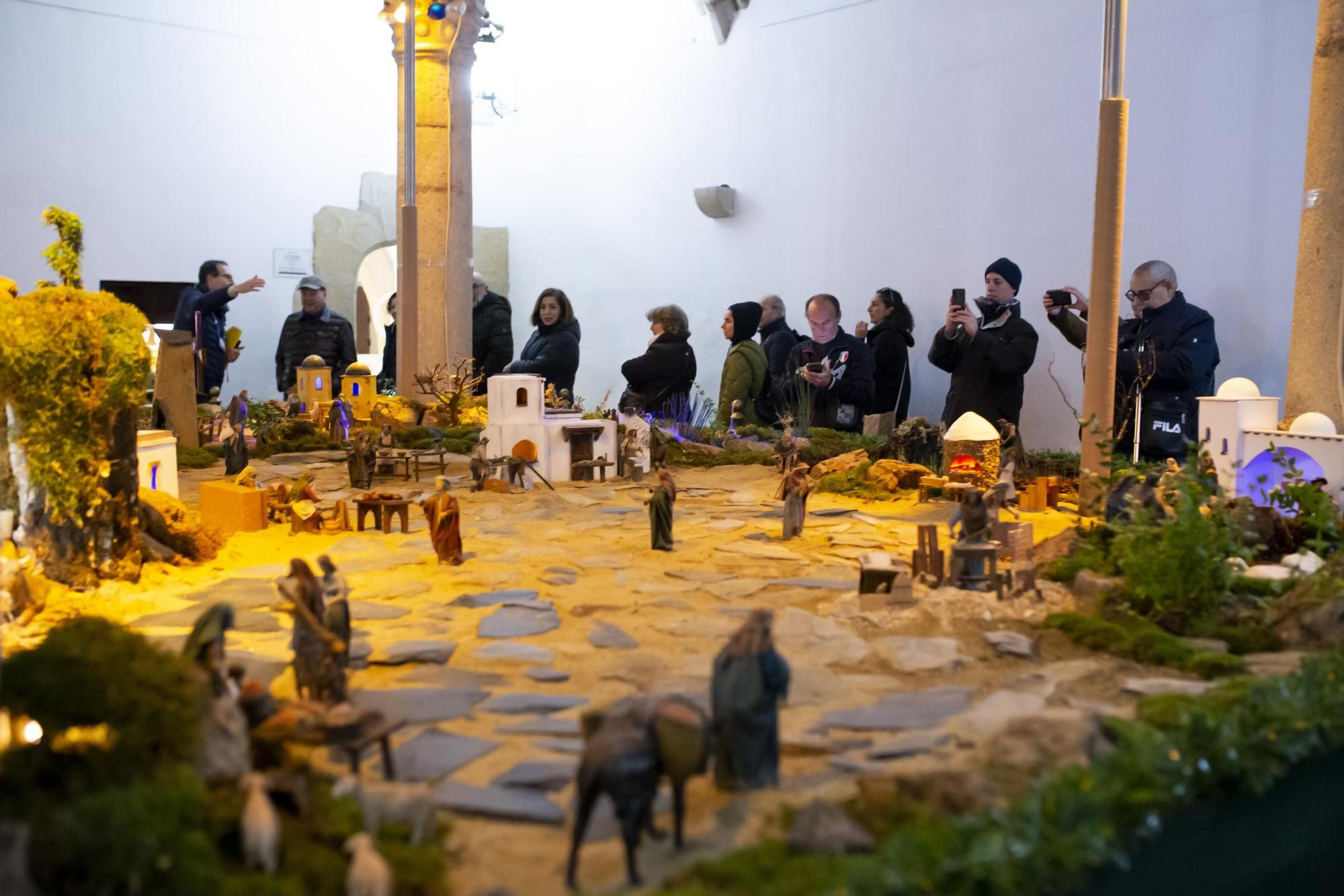 Galería | Más de 300 figuras, incluida una Carantoña, componen el belén de la Diputación de Cáceres