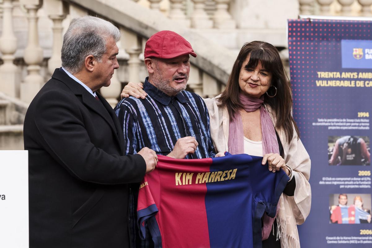 Joan Laporta y Marta Segu, junto con Kim Manresa, el autor de las fotografías de la exposición 'Tant se val d'on venim'.