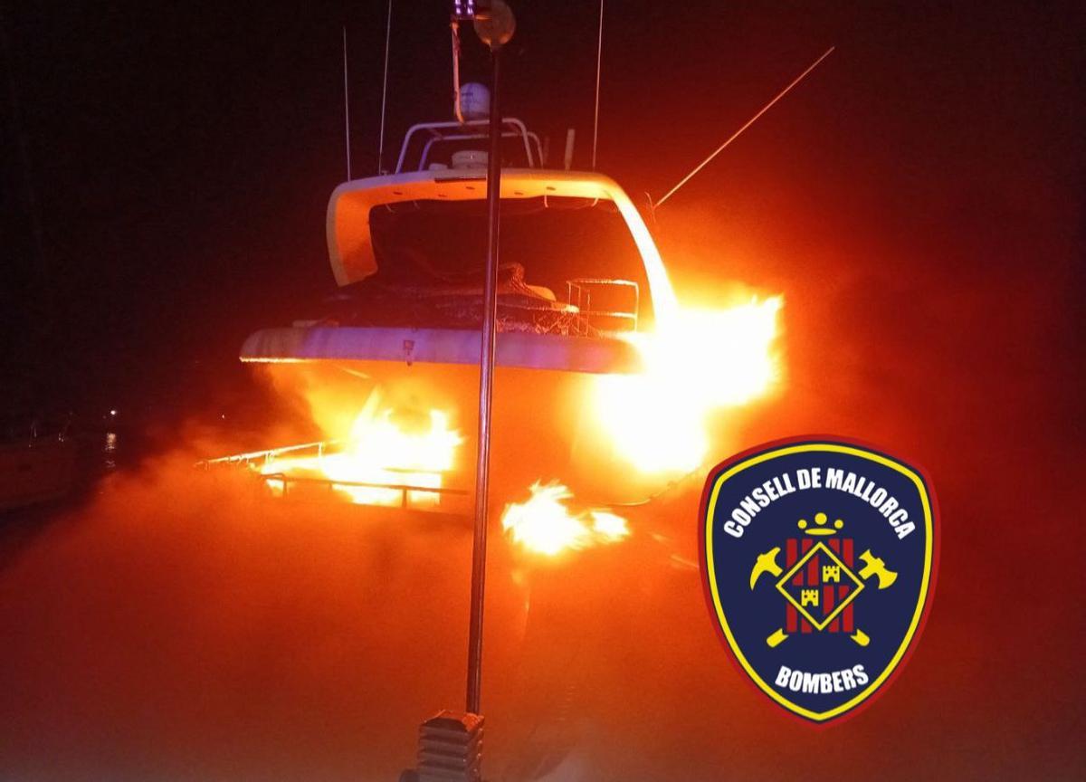Arde un velero de 18 metros en s'Arenal Arde un velero de 18 metros en s'Arenal
