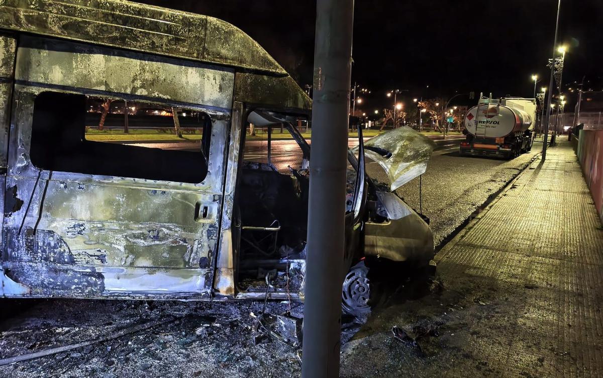 La furgoneta que quedó calcinada en A Xunqueira, y al fondo el camión cisterna. |  FdV