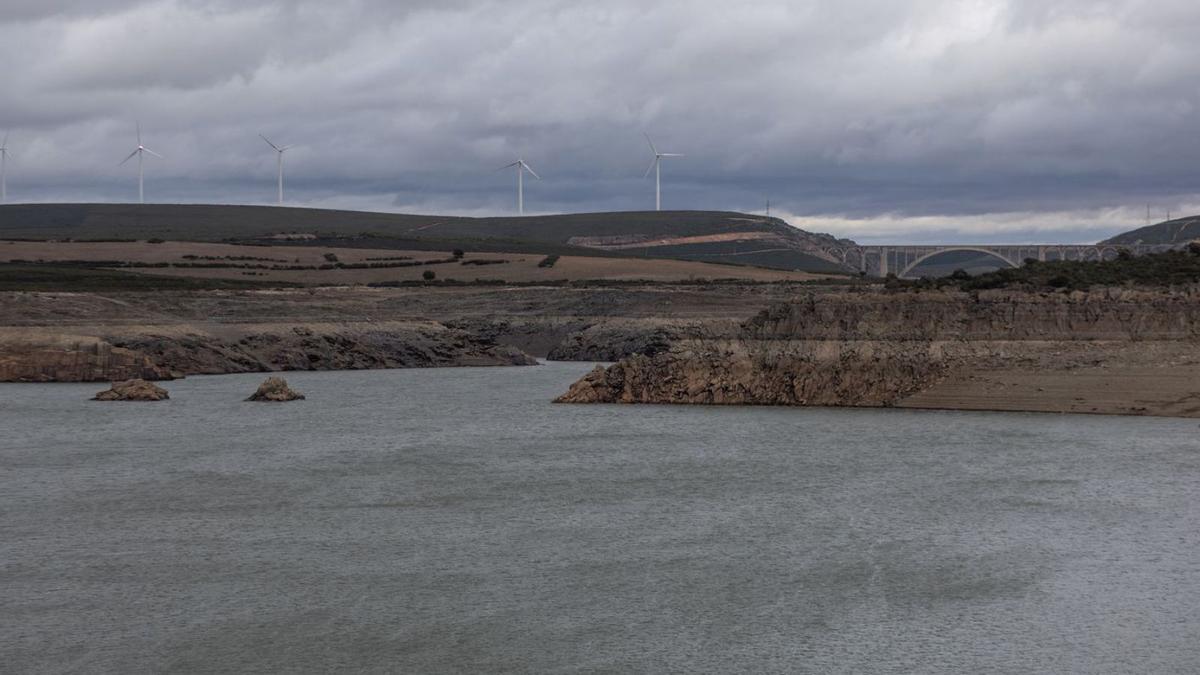 El embalse de Ricobayo este invierno en la zona de Manzanal del Barco. | Emilio Fraile