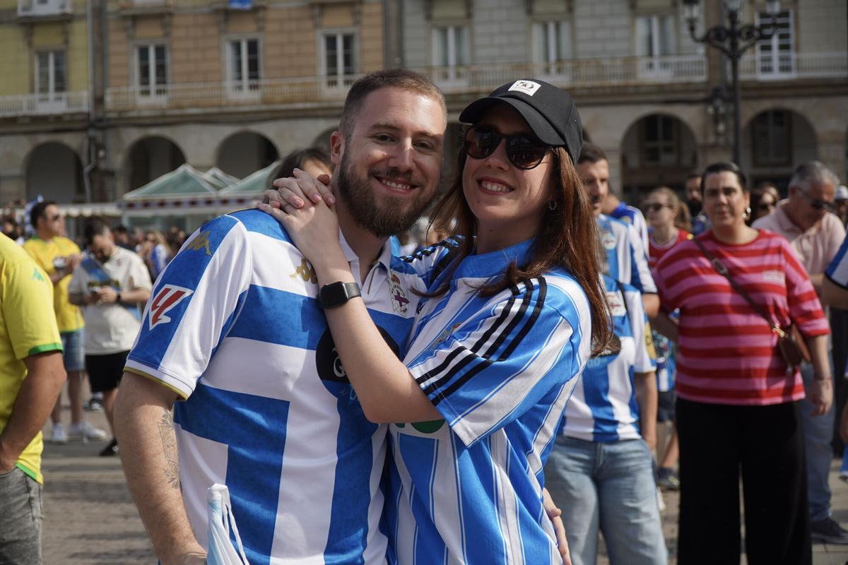Miles de personas celebraron el ascenso con el Deportivo en la plaza de María Pita de A Coruña