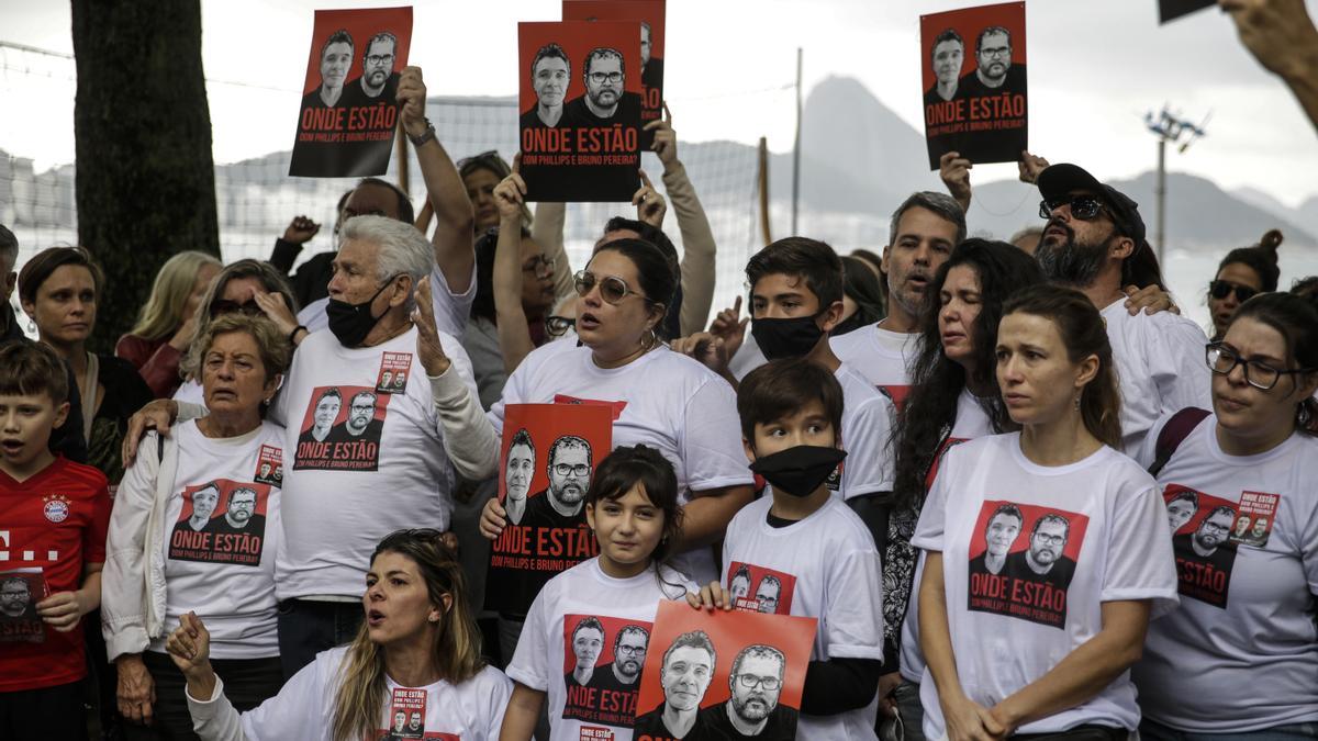 Familiares y allegados de Dom Philips y de Bruno Araújo participan de un acto de protesta por sus desapariciones en Río de Janeiro (Brasil).