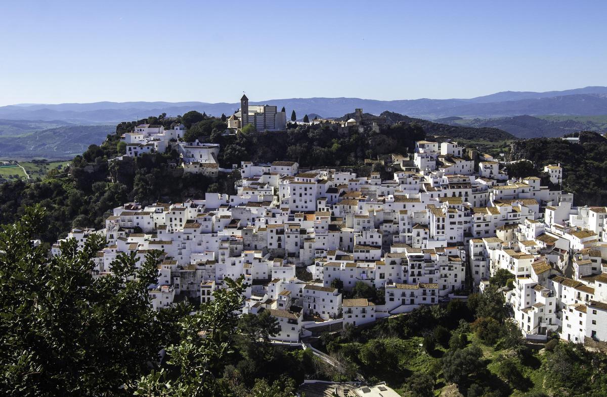 Casares es el prototipo del pueblo blanco andaluz: calles estrechas, empinadas y sinuosas y casas encaladas