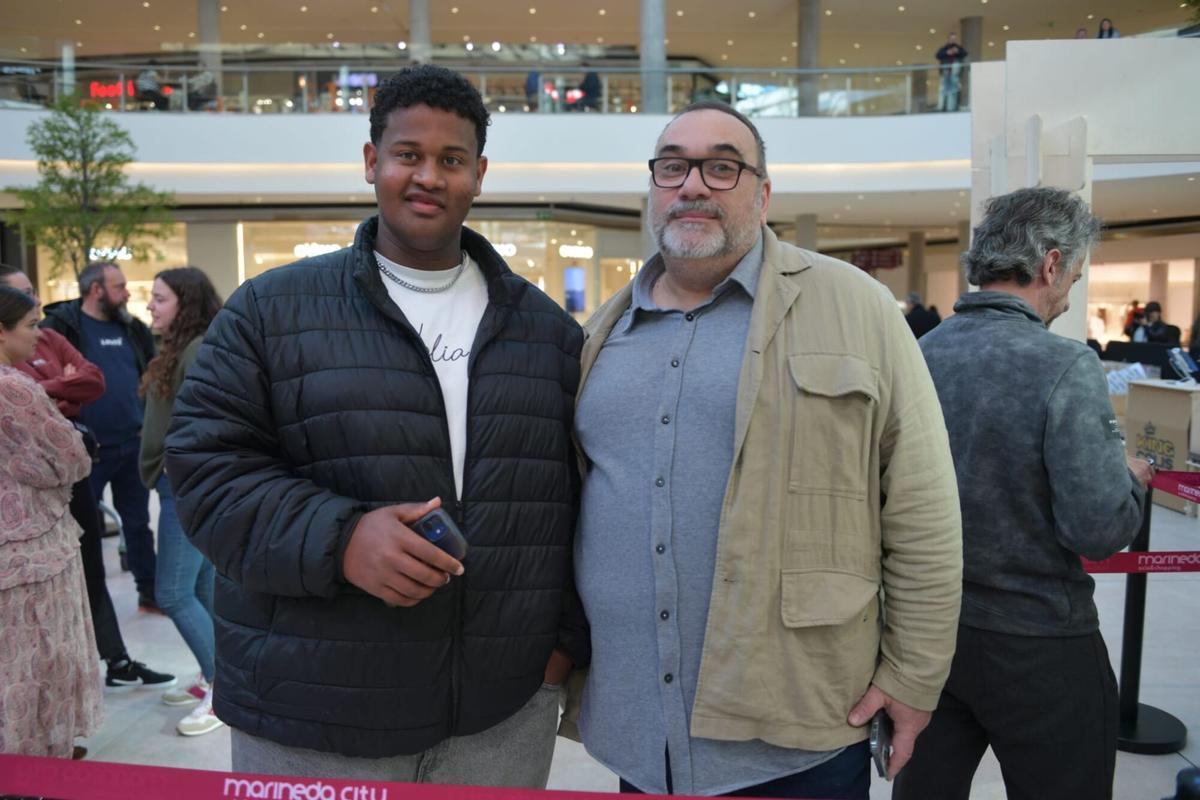 José Antonio Golpe y su hijo en la 'pop-up' de Marineda City