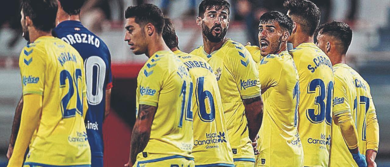 Barrera montada por Raúl Fernández, portero de la UD Las Palmas. | | IÑIGO LARREINA/LOF