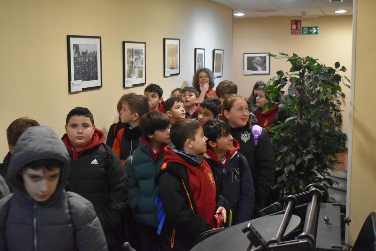 Fotogalería | El colegio María Auxiliadora de Cáceres visita El Periódico Extremadura
