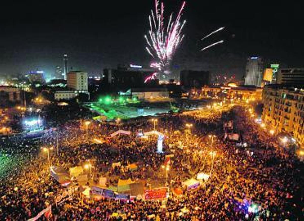 Fuegos artificiales, anoche, en la plaza cairota de Tahrir.