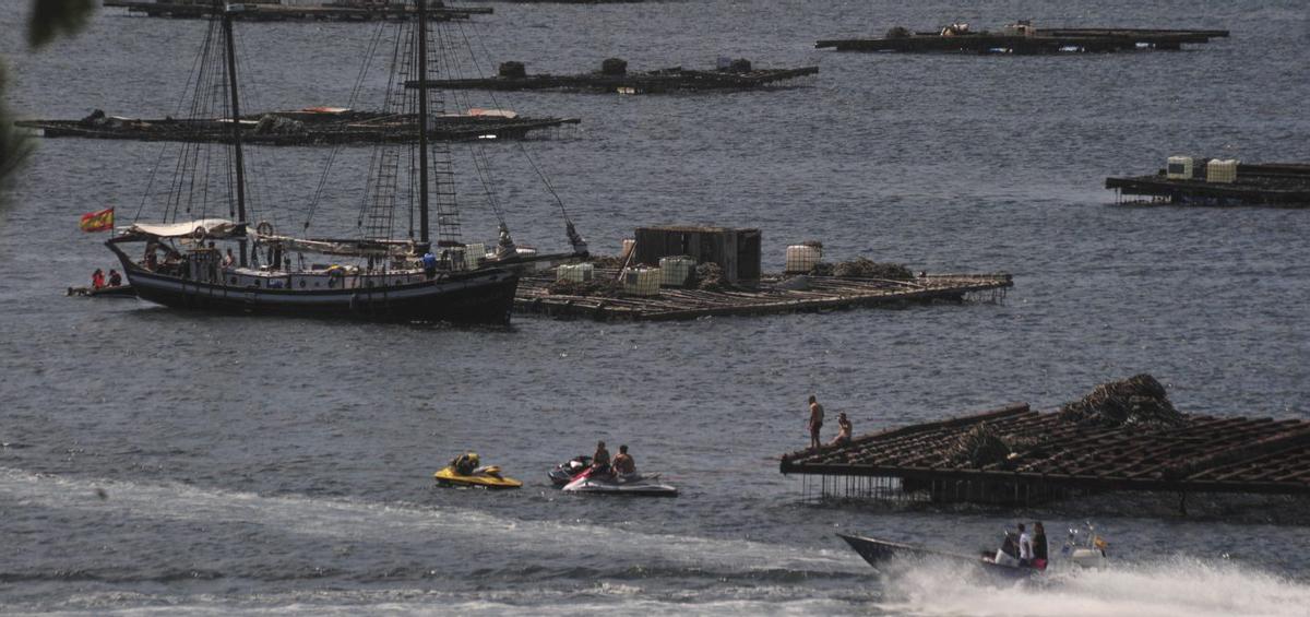 Diferentes tipos de embarcaciones, en la ría de Arousa. | IÑAKI ABELLA