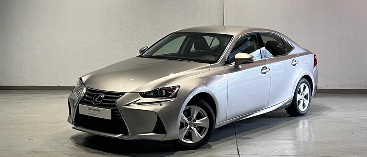 Lexus IS 300 h SD Aut Business en color titanium.